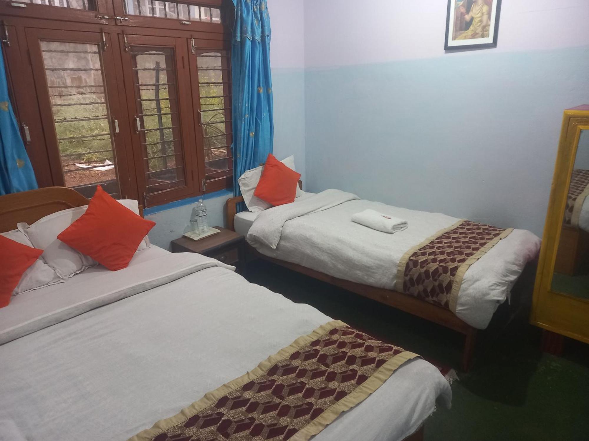 Galaxy Inn Guest House Pokhara Ngoại thất bức ảnh