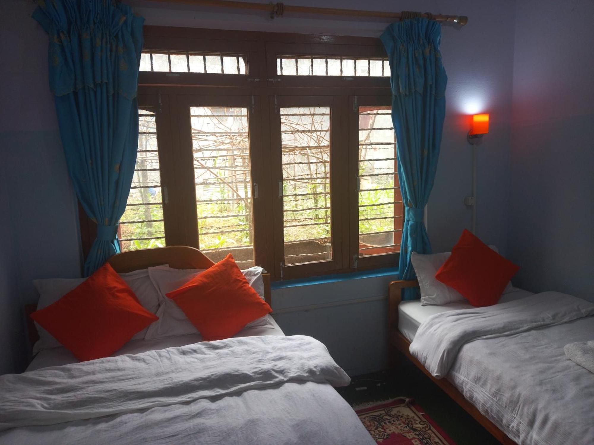 Galaxy Inn Guest House Pokhara Ngoại thất bức ảnh