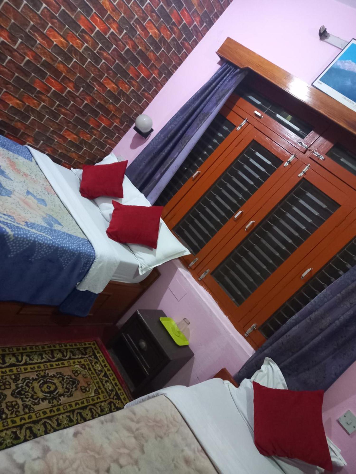 Galaxy Inn Guest House Pokhara Ngoại thất bức ảnh