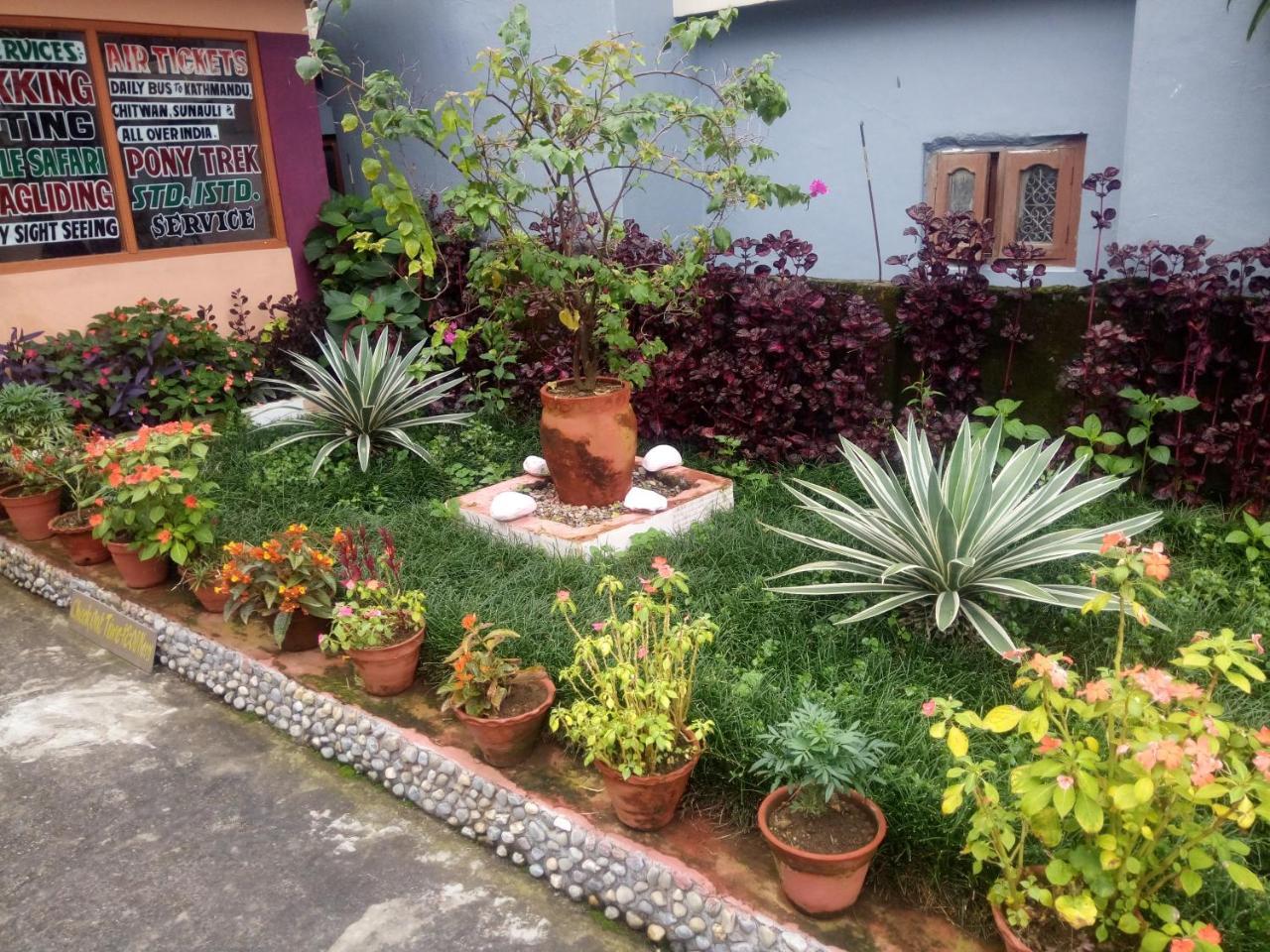 Galaxy Inn Guest House Pokhara Ngoại thất bức ảnh